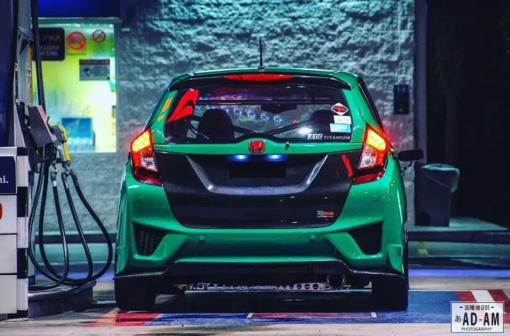 改了碳纤维+骚绿配色还不够?这辆GK5换轮毂就跟换鞋一样!
