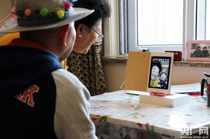 因为爱情!76岁开心奶奶带健忘爷爷开直播,感