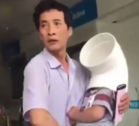 【惊魂】合肥一熊孩子头伸进墙缝出不来了,被