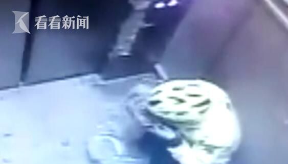 视频|太恶心!外卖小哥偷吃客人饭菜还吐回去 满