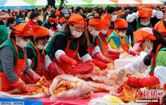 韩媒:韩国4人家庭今年腌过冬泡菜要花24.4万韩