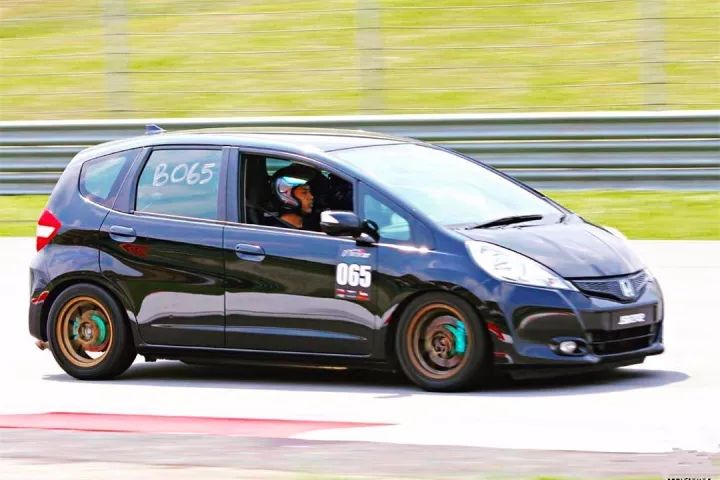 改了碳纤维+骚绿配色还不够?这辆GK5换轮毂就跟换鞋一样!