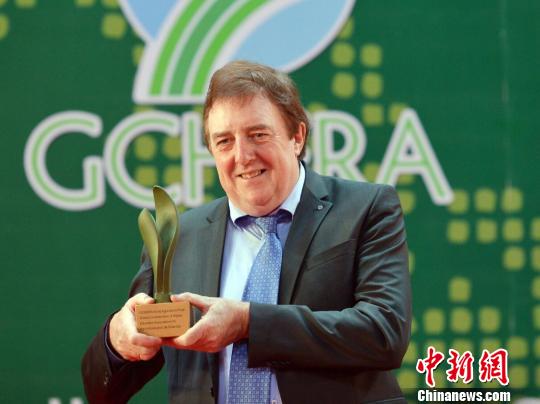 德克?英泽教授发表获奖感言。 王爽 摄