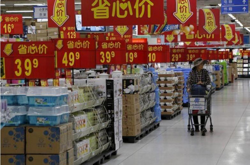 资料图：2015年10月，一名女子在北京一家超市购物。（路透社）