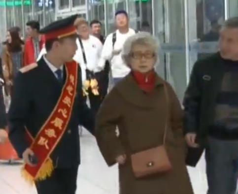 铁路部门组织重阳节尊老活动 让老人感受有温