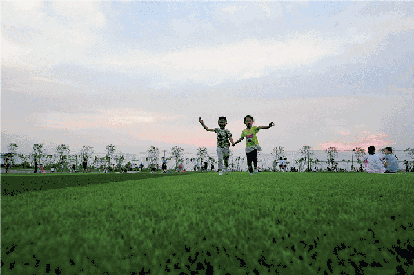 一边欣赏流淌河水的高雅生活