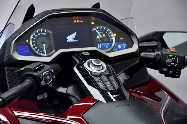 价值30多万的本田摩托终于换代,豪华配置比奔