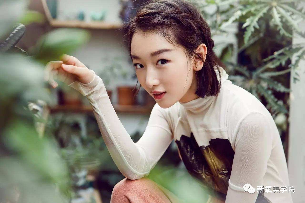 周冬雨的眼睛已经让她完全摆脱了静秋的角色,转身成鬼马少女.