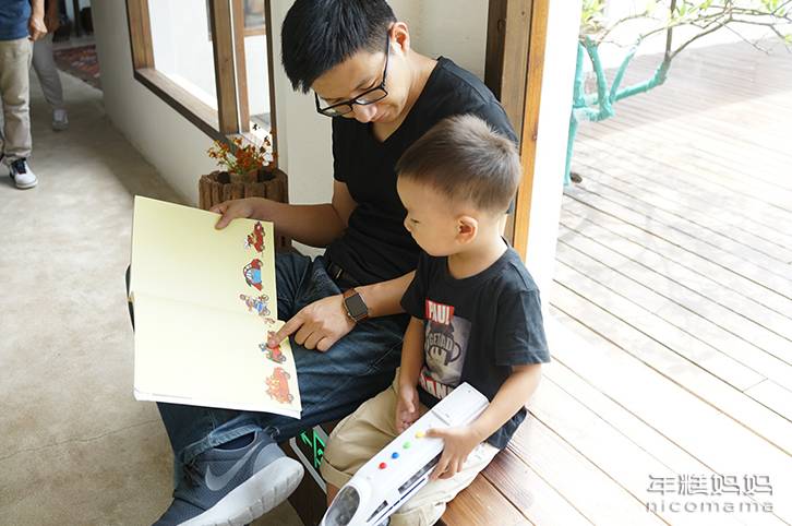 认真陪娃玩的爸爸,抵过十个早教班|孩子|年糕|吹风机