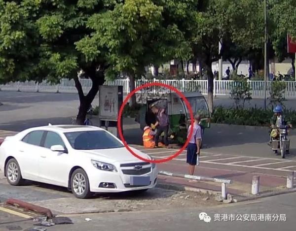 一男子在街头殴打环卫工人  视频截图 本文图片均来自贵港市公安局港南分局微信公号