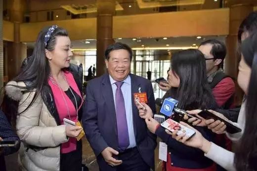 往年两会现场,曹德旺接收采访.