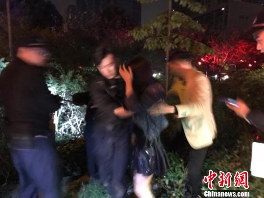 女司机开车冲进河道 车辆沉没前最后一刻被救出