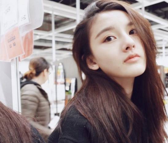 和刘诗诗、郭碧婷玩亲亲!童星出道的暗黑萝莉