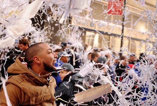  资料图片：2012年2月7日，在纽约百老汇大街，观看巨人队凯旋游行的球迷在飞舞的纸屑中欢呼庆祝。新华社记者 申宏 摄