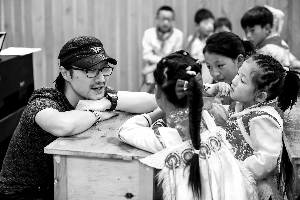 汪峰蔡国庆化身支教老师 从舞台到讲台背后是责任|汪峰|蔡国庆|支教_新浪娱乐_新浪网