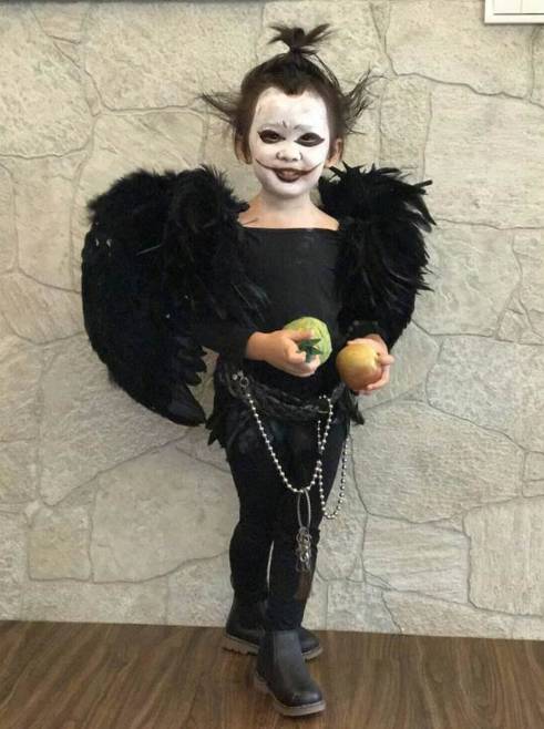 去年万圣节扮无脸男爆红的台湾小朋友,今年的