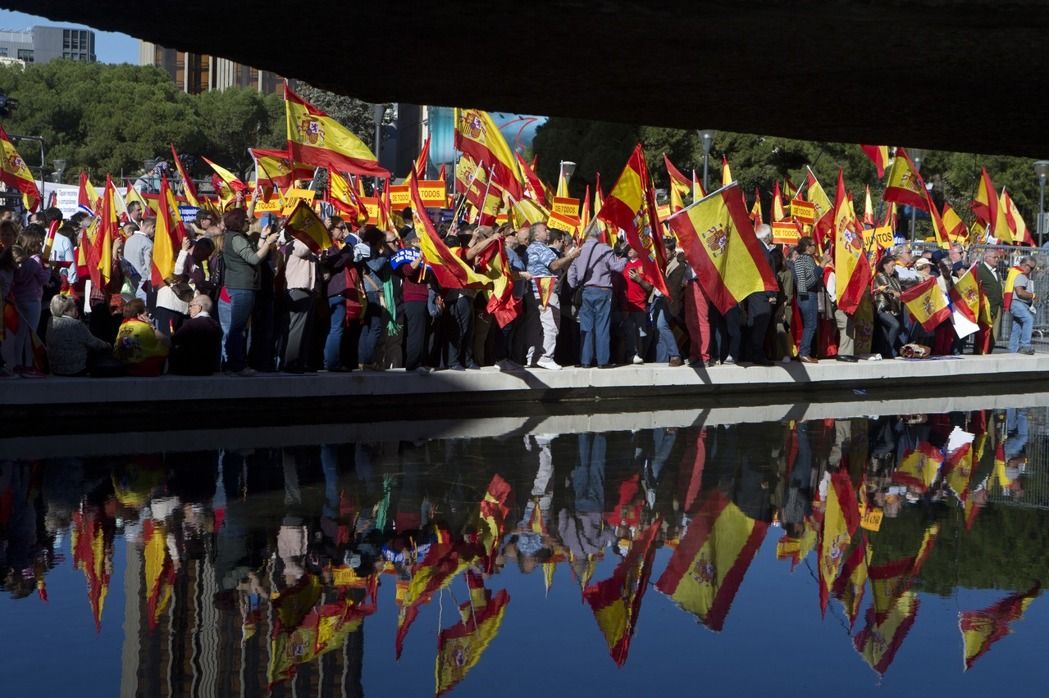  当地时间28日，数以千计西班牙民众在西班牙首都马德里市中心发起游行，高喊“把普伊格德蒙特关起来”。（图片来源：美联社）