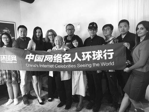  图说：中国网络名人环球行代表团与纳粹大屠杀幸存者什洛莫·佩雷尔（左五）合影。