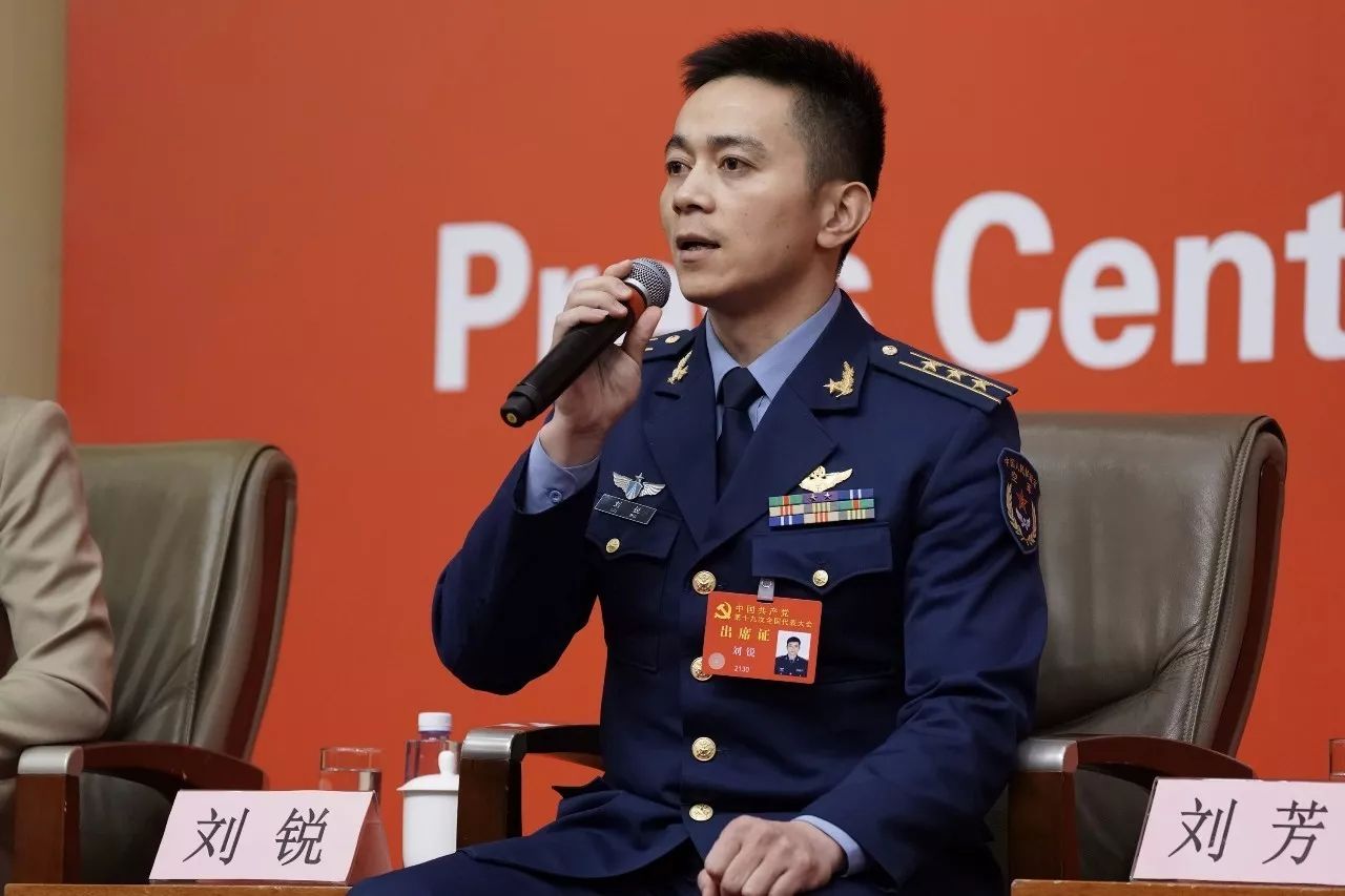 十九大代表刘锐向中外记者谈空军使命:我们有