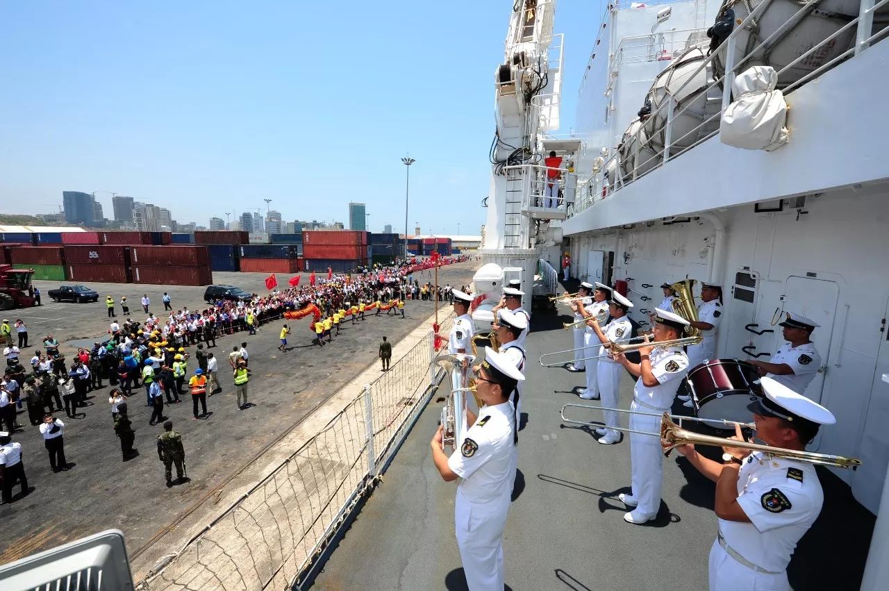 和平方舟医院船首访安哥拉,当地民众舞动"中国龙"