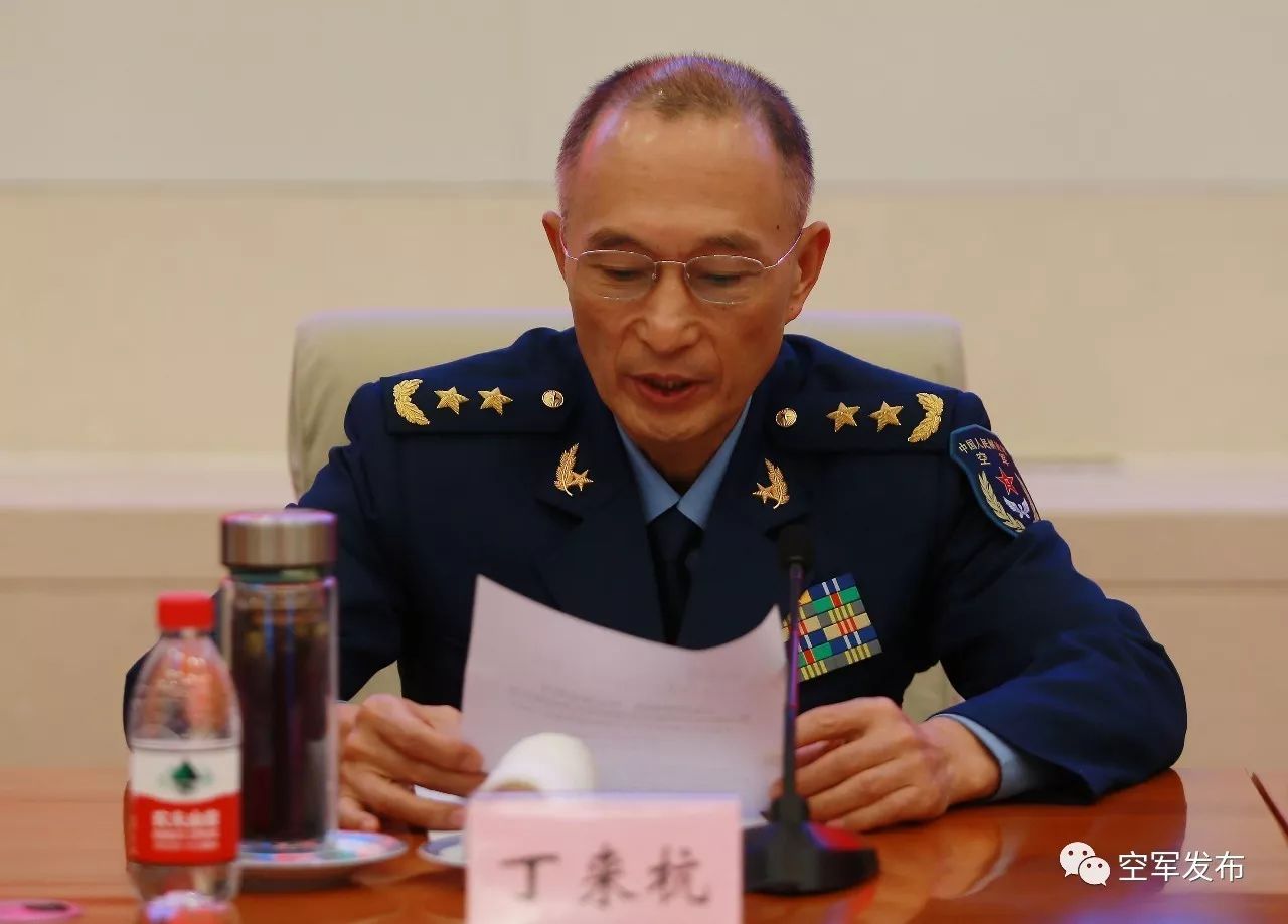 高举思想旗帜 坚定维护核心!空军召开学习贯彻