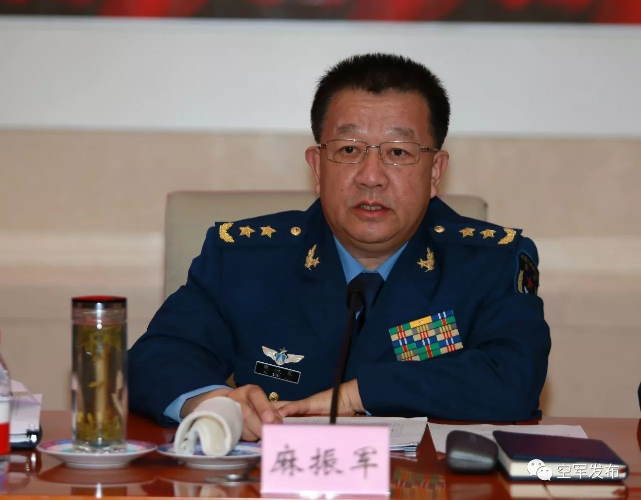 高举思想旗帜 坚定维护核心!空军召开学习贯彻