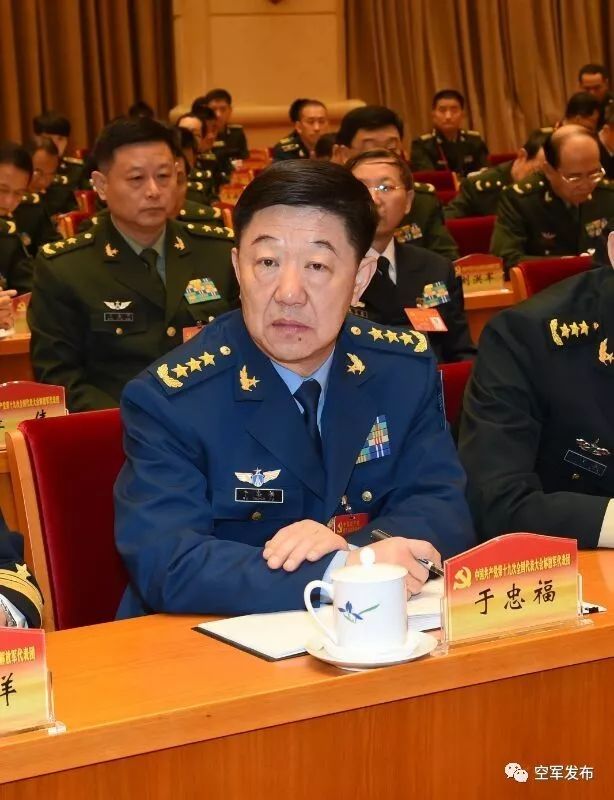 空军司令员丁来杭空军政委于忠福出席十九大的空军代表要带头当好宣传