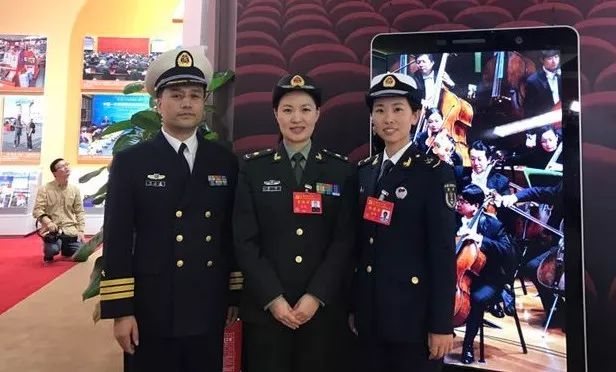"海军临沂舰观通部门报务班战士郭燕代表刚走到第九展区,就被几名代表