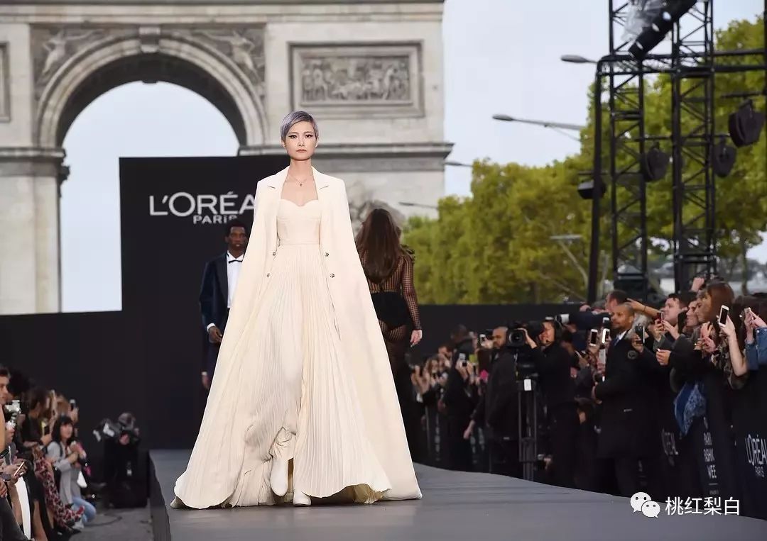 桃红梨白:李宇春在时尚圈站C位,为什么没被吐