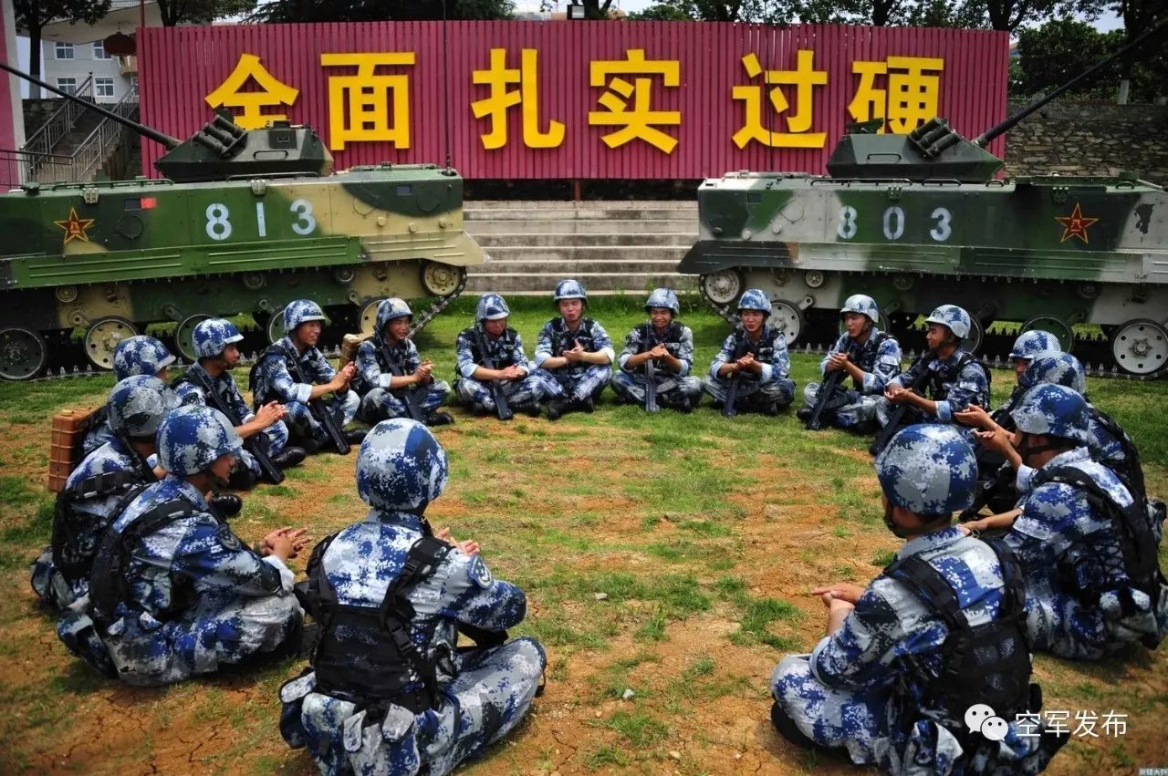 拥抱新时代担当新使命!空军青年官兵热议十九