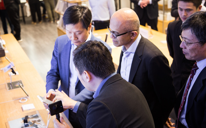 微软CEO纳德拉拜访小米之家 雷军陪同