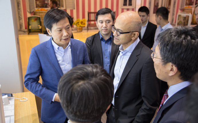 微软CEO纳德拉拜访小米之家 雷军陪同