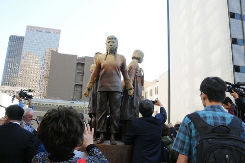 资料图： 9月22日，在美国旧金山市，人们观看“慰安妇”塑像。新华社记者马丹摄 