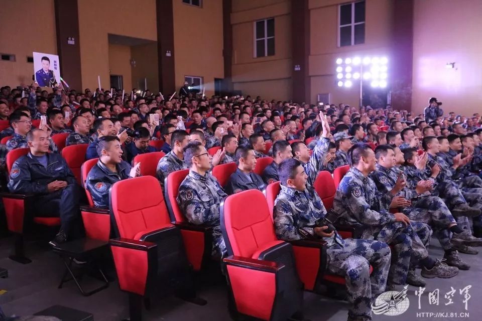 秦文峰、王思达连唱《我为战友唱首歌》《空军人》，顺利将气氛点燃，官
