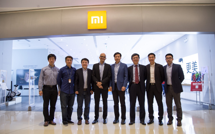 微软CEO纳德拉拜访小米之家 雷军陪同