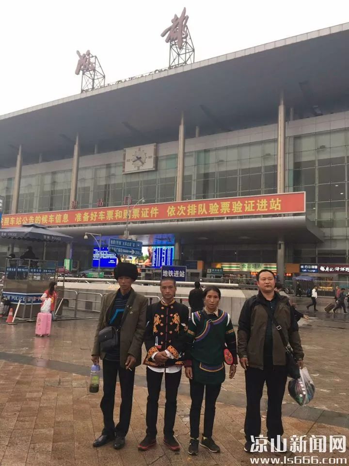 彝族年出生人口_彝族服饰图片(3)