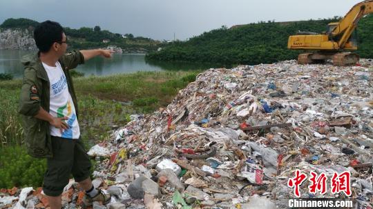 在被倾倒地，各色垃圾堆积成山。　资料图