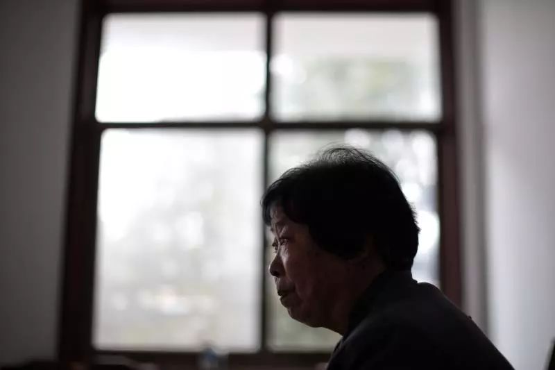 10月9日，河北石家庄下聂庄村，聂树斌母亲张焕枝接受剥洋葱采访。新京报记者王嘉宁 摄