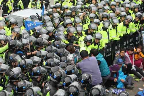 资料图片：9月7日，在韩国庆尚北道星州郡，民众在“萨德”部署地附近与警方对峙。新华社记者 姚琪琳 摄