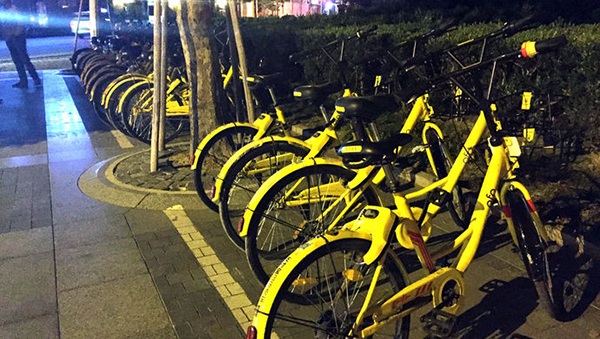 “共享单车禁投两个多月了，申城的街头怎么还能看到成排的新小黄车？”