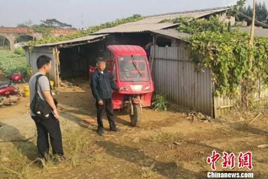 被两车先后撞击身亡 两肇事人逃逸被抓|三轮摩