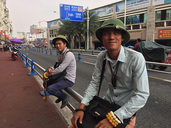 阿龙是一名街头卖货人，称生意越来越难做，考虑回越南打工。