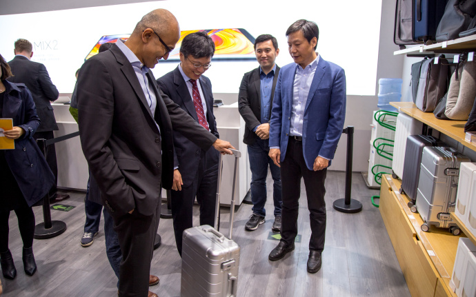 微软CEO纳德拉拜访小米之家 雷军陪同