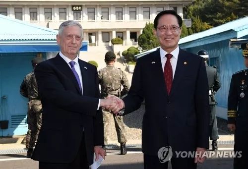 ▲10月27日下午，美国国防部长马蒂斯（左）与韩国国防部长官宋永武一道参观非军事区板门店共同警备区域。（韩联社）