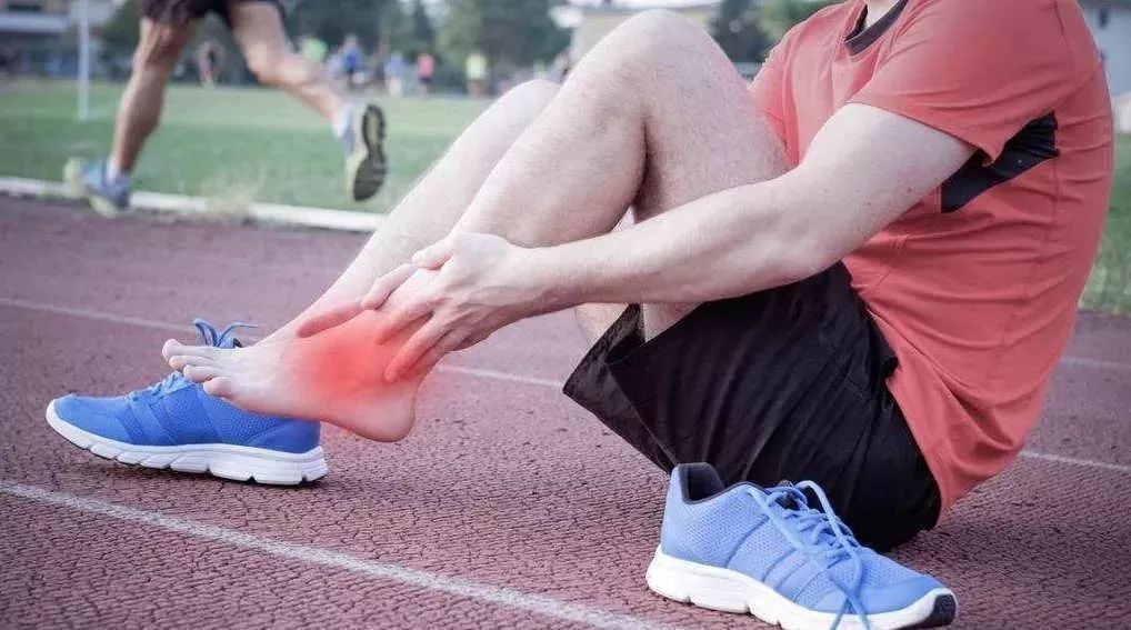 银行女子脚扭伤图片