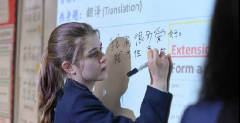 我在中国的教室里背雅思,你在外国的课堂上学