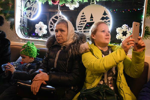 资料图：在俄罗斯首都莫斯科，乘客在地铁车厢内拍照。（新华社/卫星社）