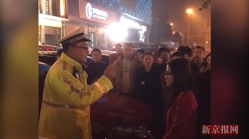 交警教育一违章女司机走红网络 网友:被耽误的
