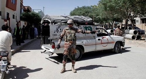 资料图：绑架事件发生后赶到现场的巴基斯坦士兵（德国之声电台网站）