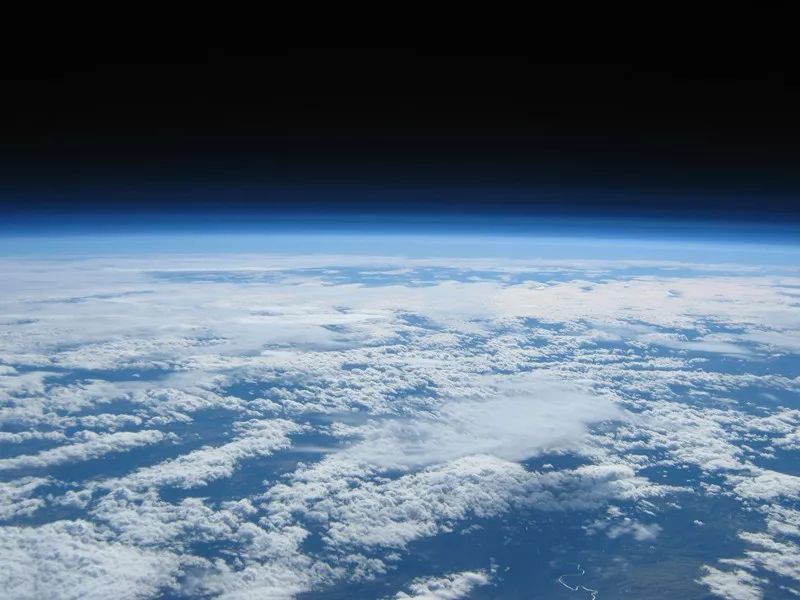 ▲从海拔约30000米的临近空间俯视地球。（维基百科）